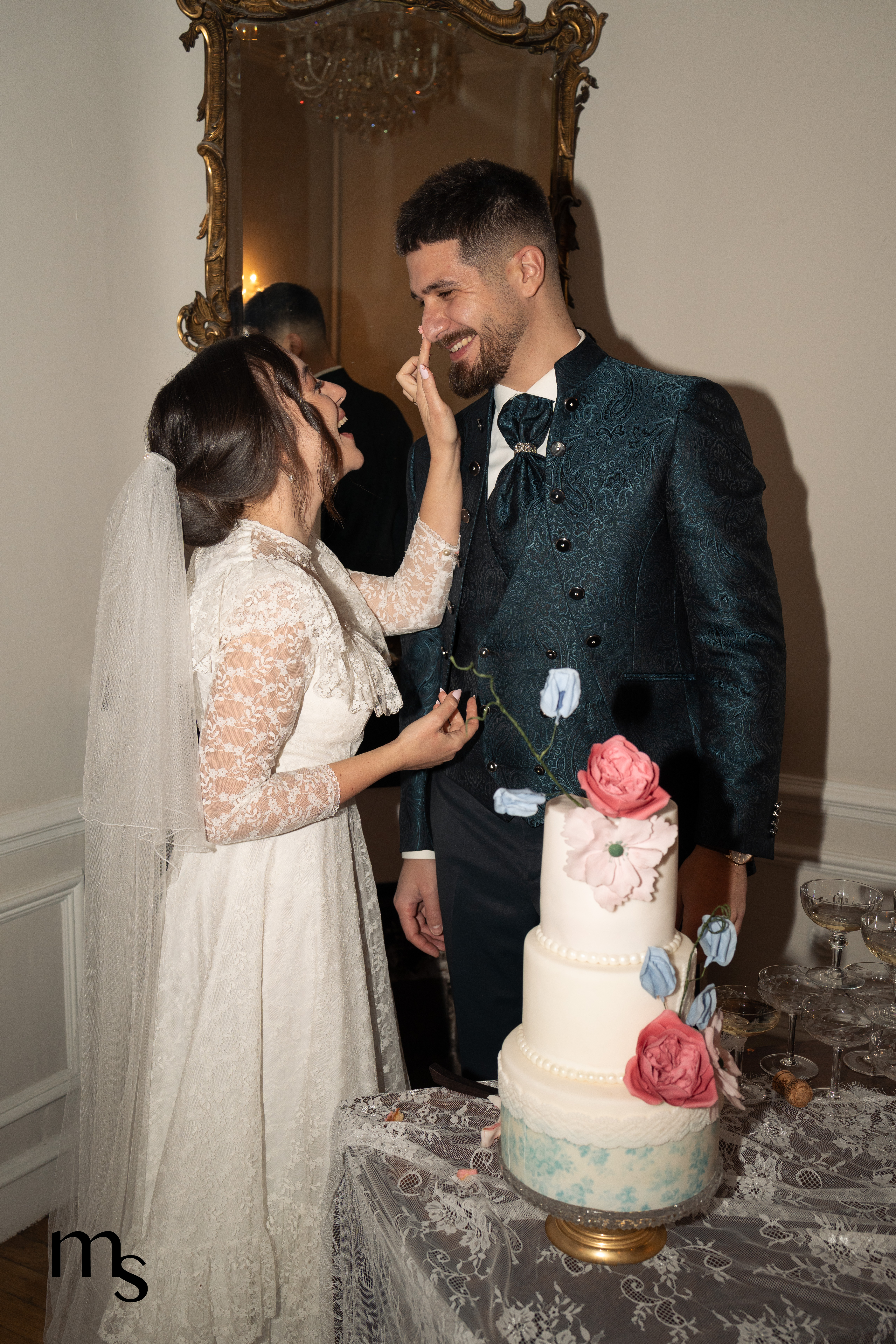 mariés entrain de manger leur gateau au chateau de la Beaumetane en Provence
