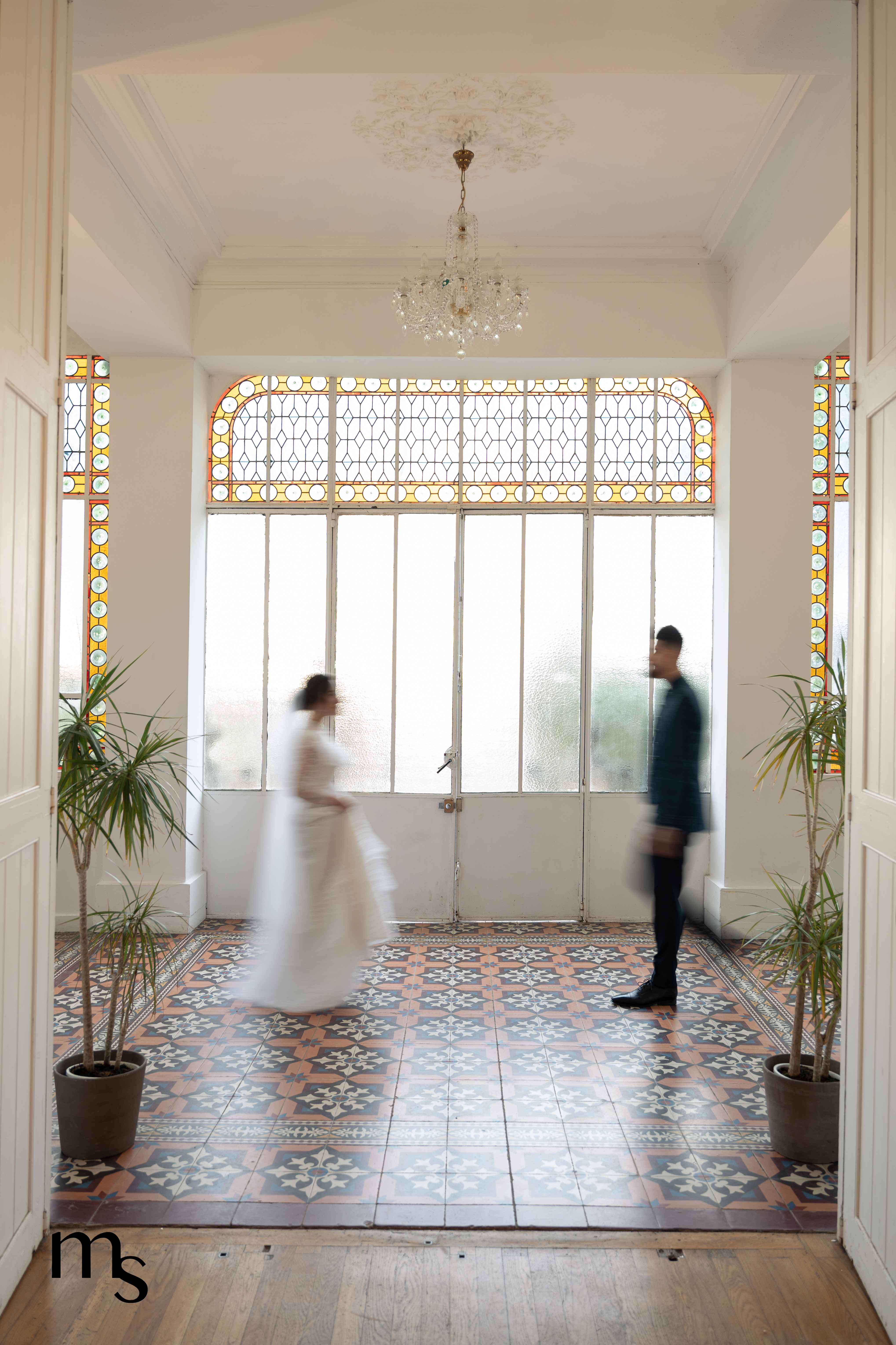 mariés allant l'un vers l'autre dans la verrière d'un chateau en Provence