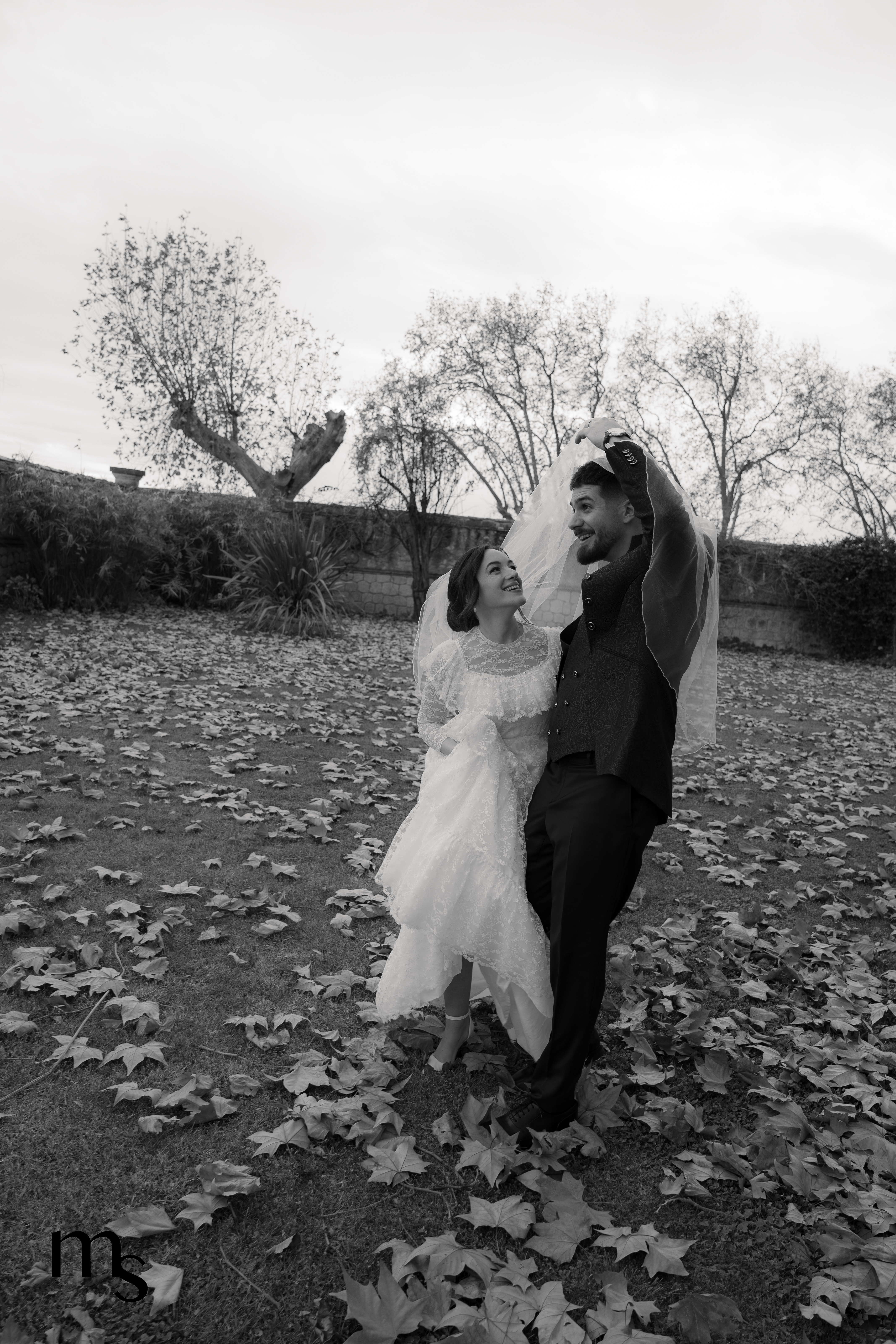 mariés courant dans les jardins du chateau de la Beaumetane