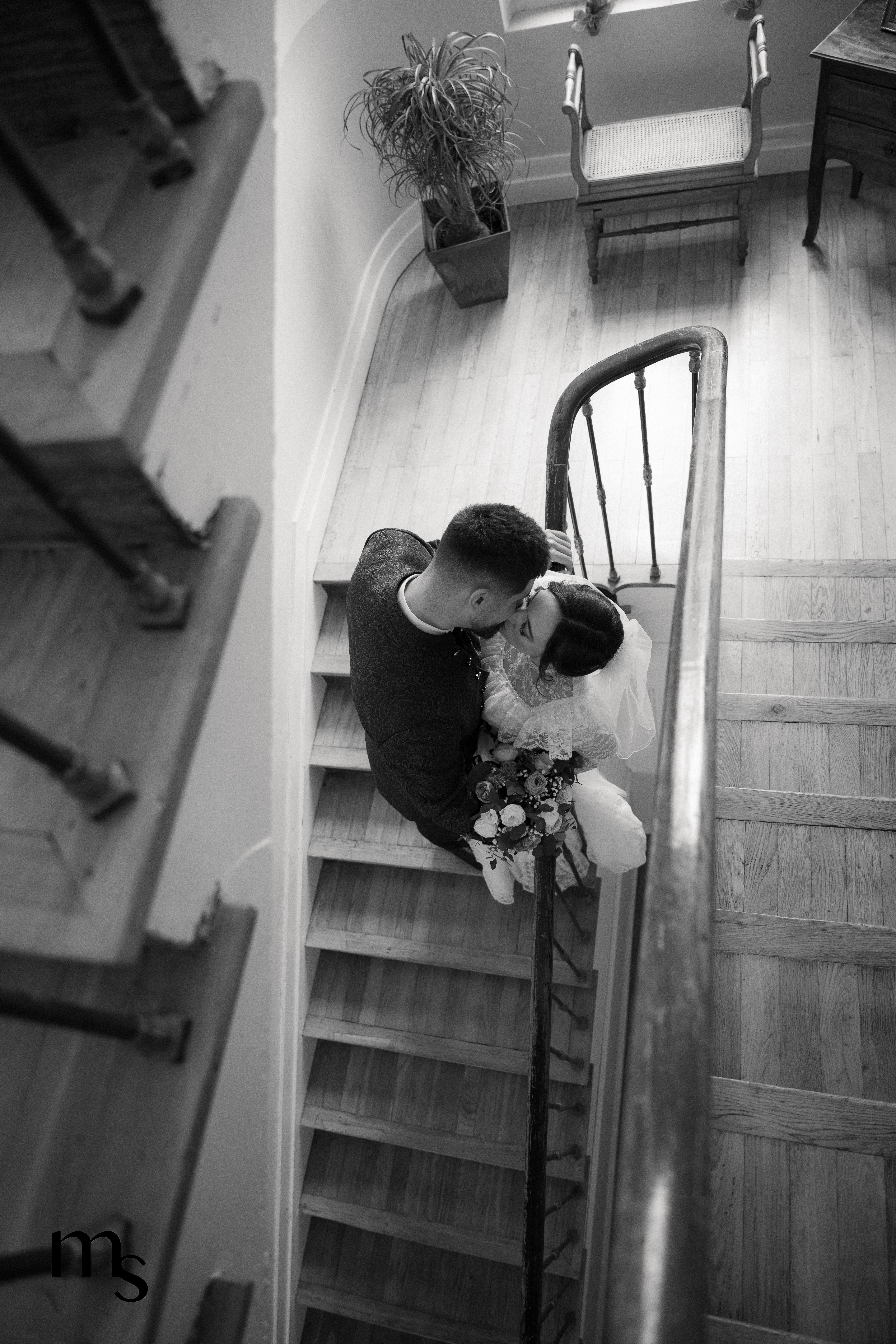 mariés s'embrassant dans les escaliers d'un chateau près d'Aix-en-Provence