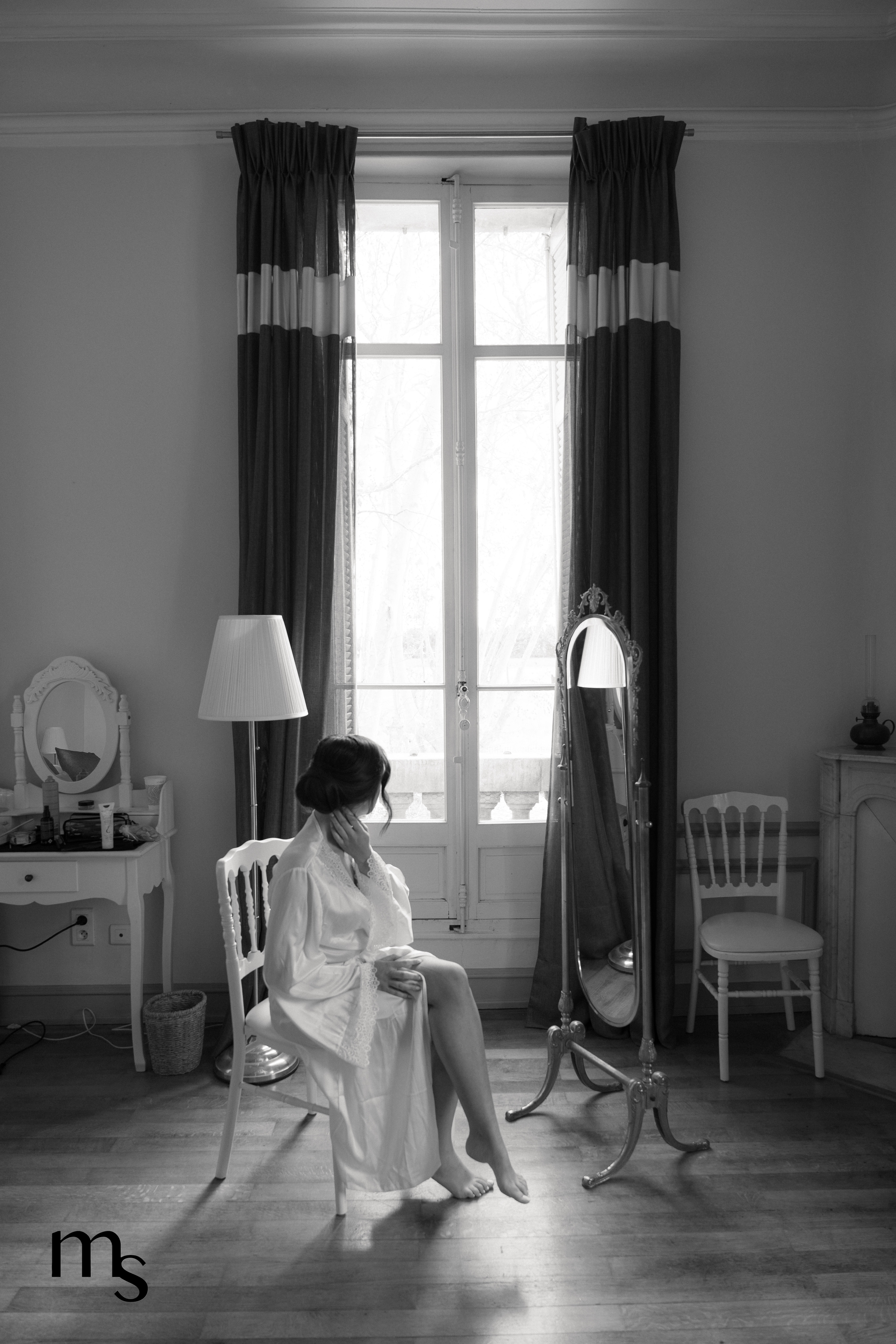 mariée en nuisette se préparant au chateau de la Beaumetane en Provence