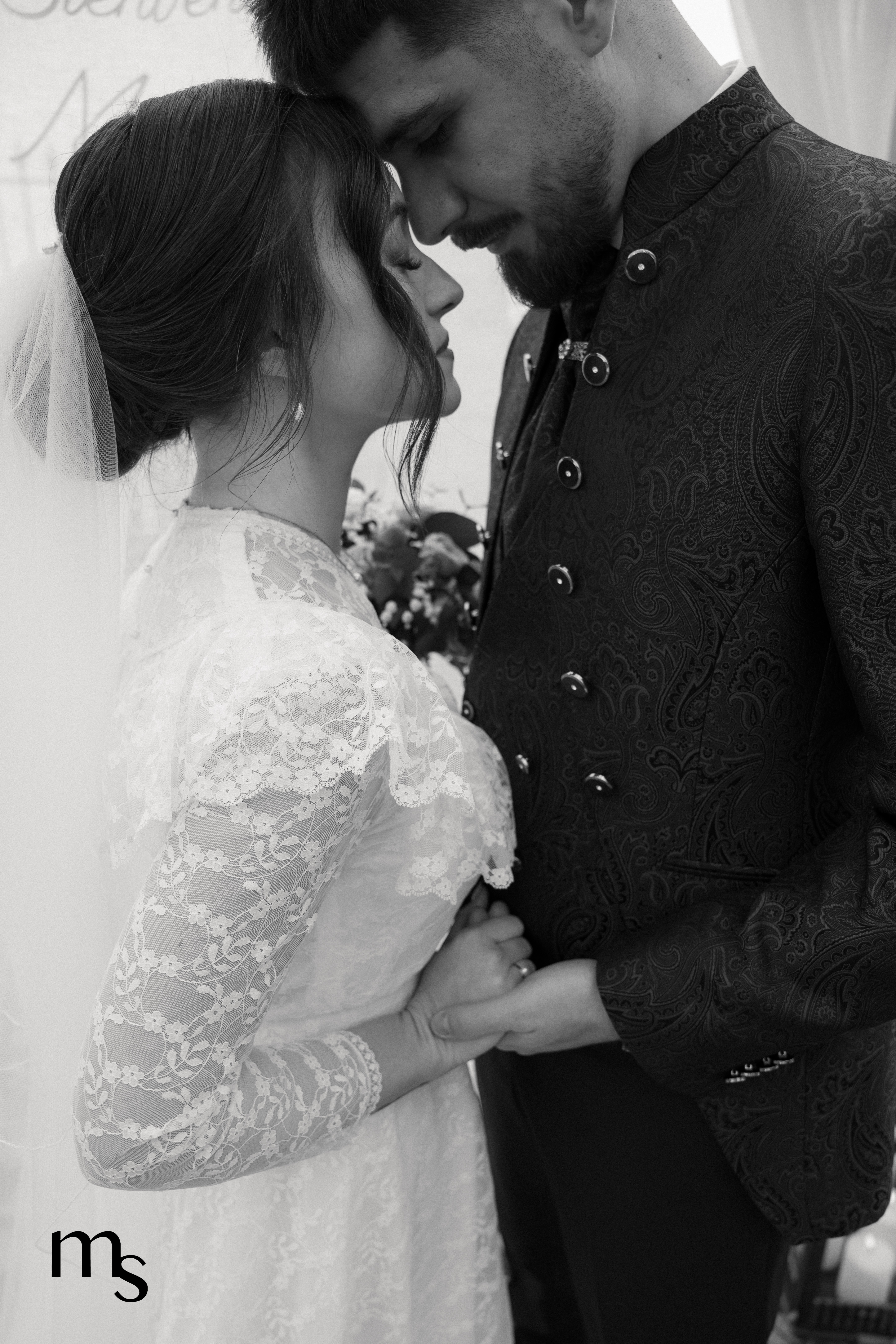 Mariés front contre front pendant leur cérémonie laïque dans un chateau en Provence