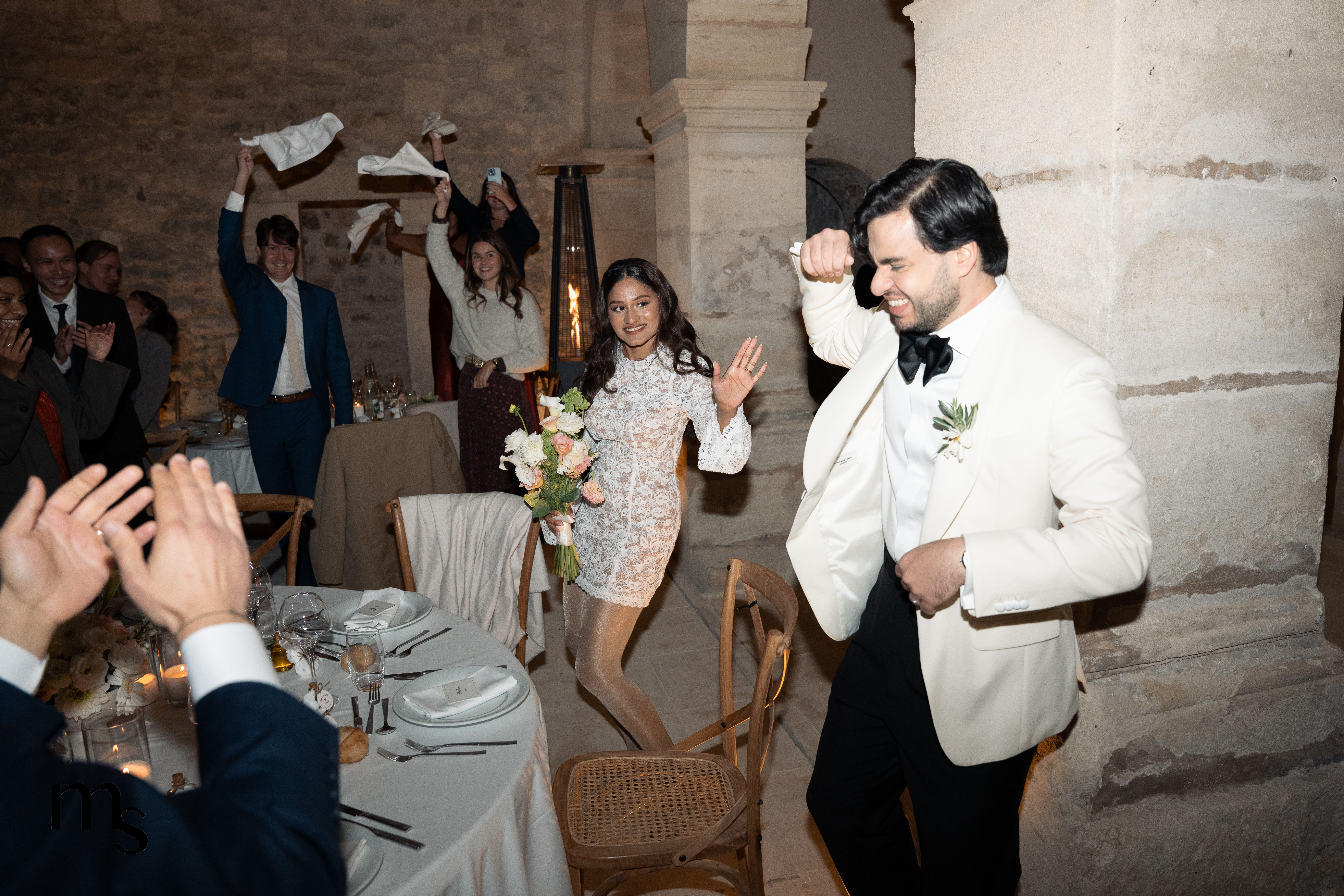 mariés faisant la fête en Provence, au couvent notre dame des prés, photographie au flash