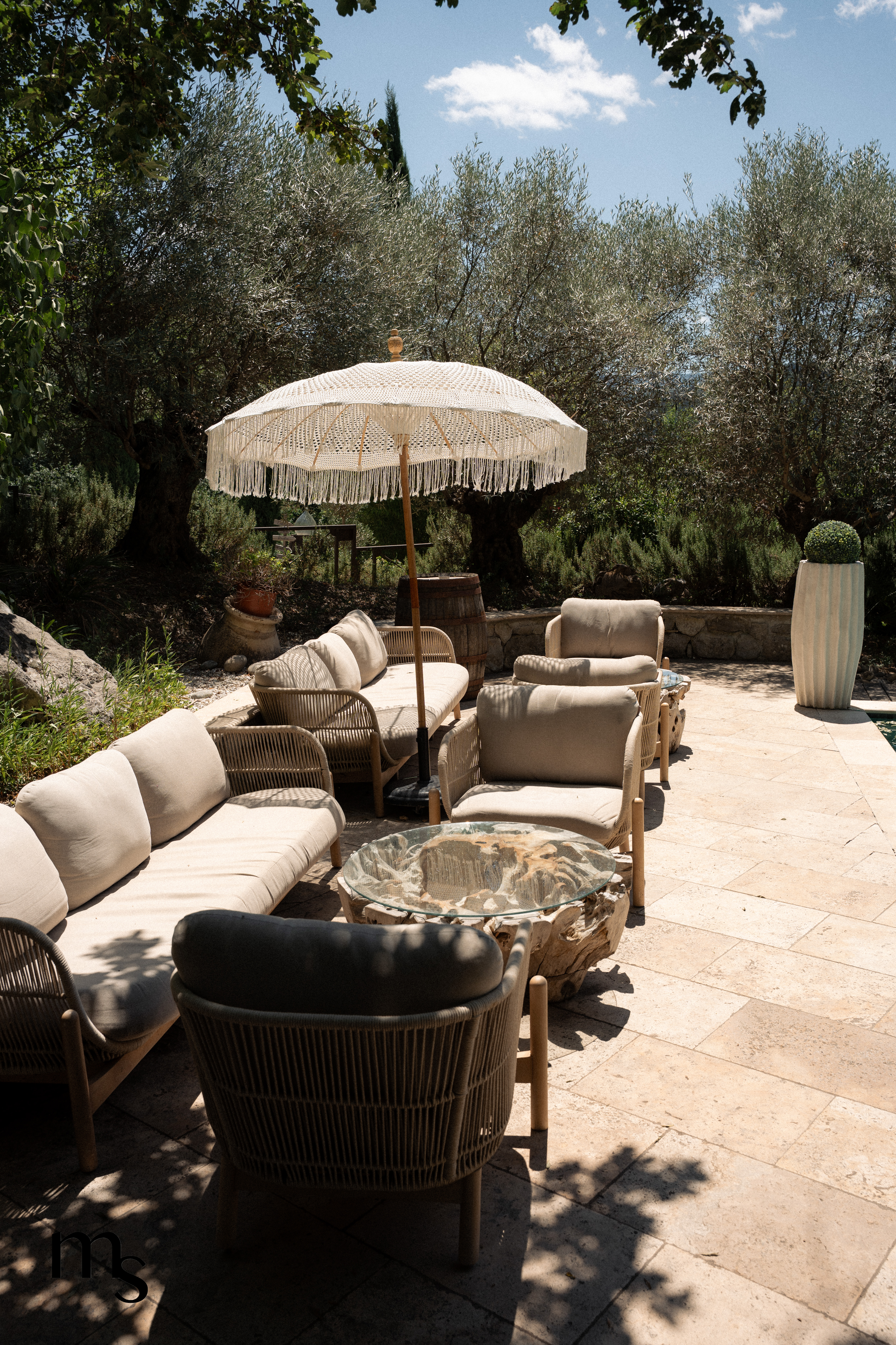 mas des cinq fontaines, photographie du domaine au bord de la piscine