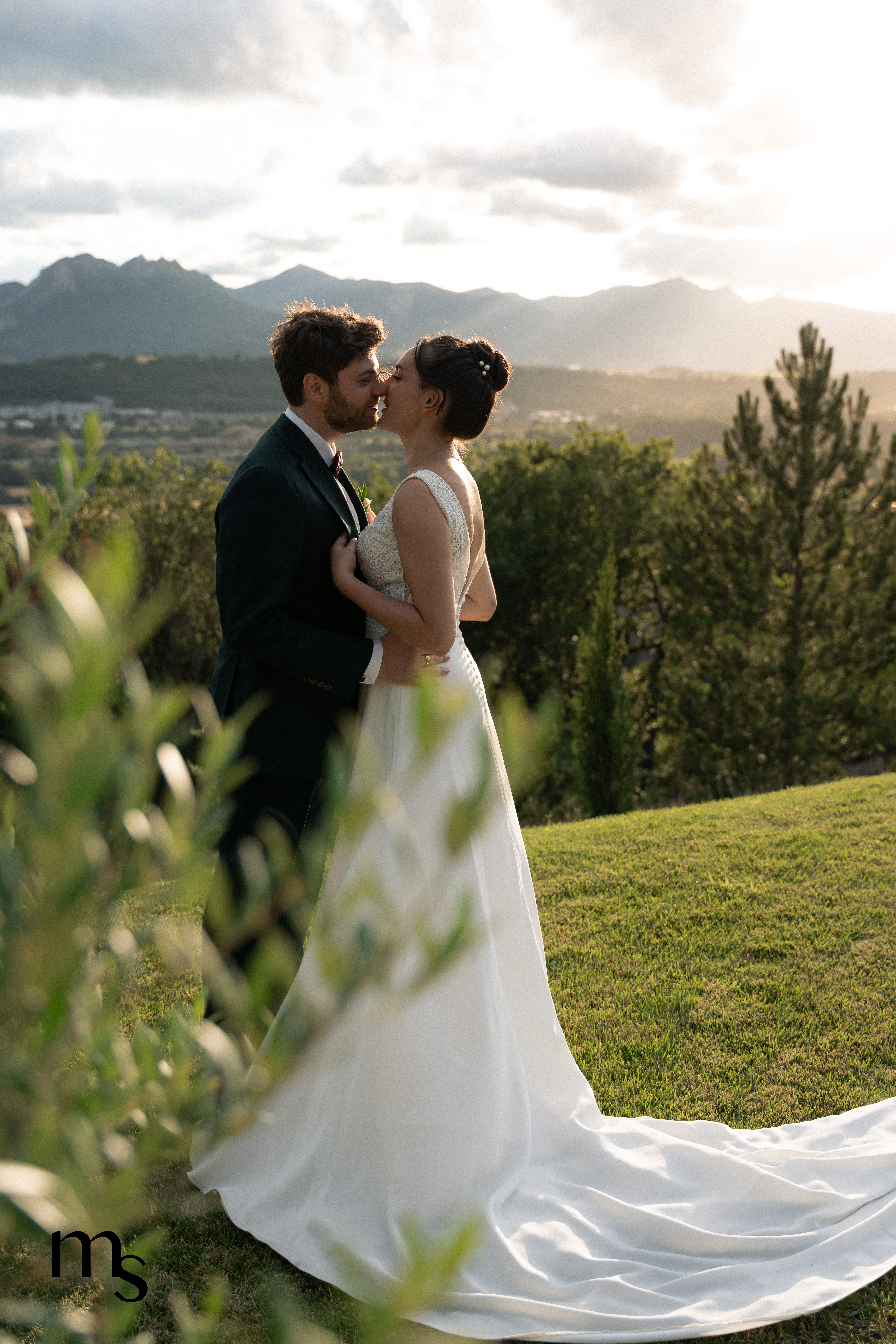 couple s'embrassant dans les jardins d'un domaine de mariage à Sisteron