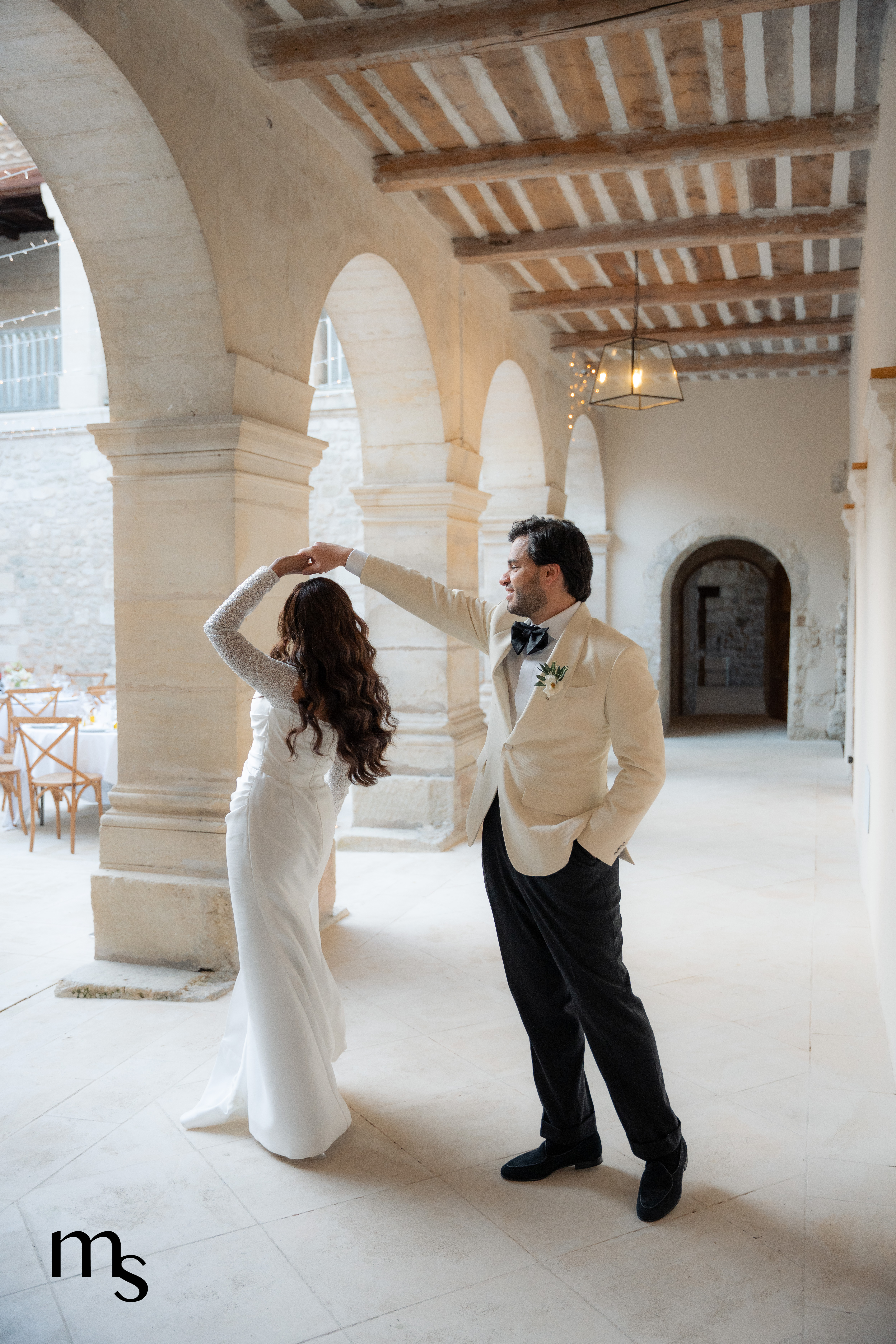 photographie d'une séance couple de mariage au couvent notre dame des prés, à Reillanne, en Provence